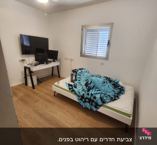 חדר ילדים מרוהט לאחר צביעת קירות בלבן